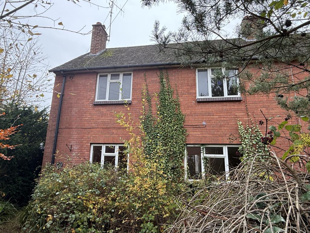 Lot: 129 - HOUSE IN NEED OF REFURBISHMENT - Semi in need of Refurbishment